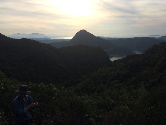 まだ頂上まで行ってないのにもう真っ暗！